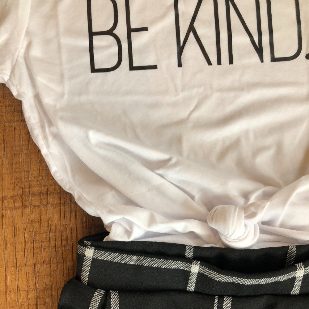 Be Kind T-shirt - Picture 5 of 5